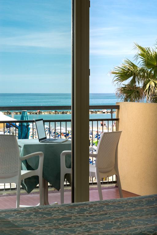 Hotel Belsoggiorno Cattolica Exterior photo